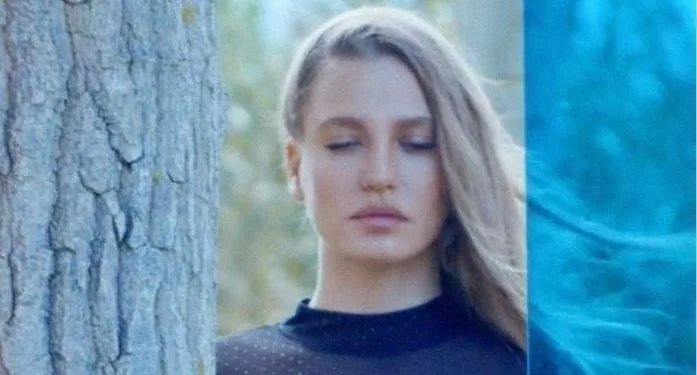 Serenay Sarıkaya se convirtió en el rostro de una marca de jeans