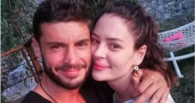 ¡La energía del amor de Yıldız Çağrı Atiksoy y Berk Oktay es muy alta!
