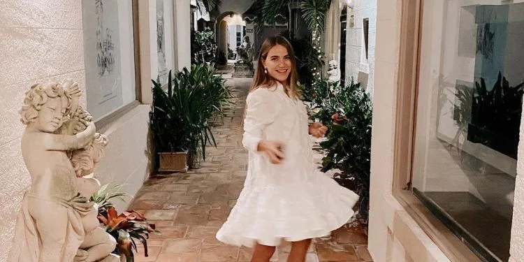 Postura de embarazo de 9 meses de Ceyda Ateş
