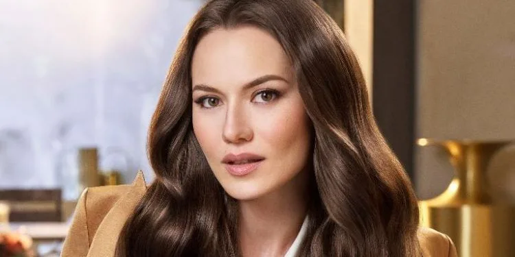 ¿Quién es Fahriye Evcen? Altura – Edad – Serie – Familia 1