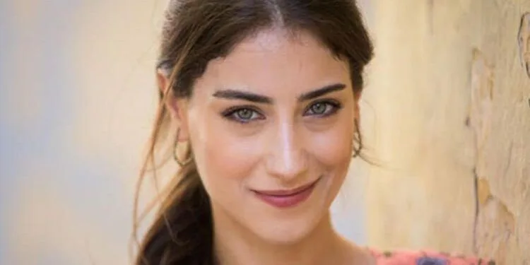 ¡Hazal Kaya también es fan de esa serie!