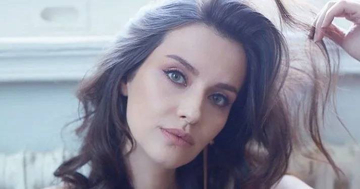İrem Helvacıoğlu con los actores de su nueva serie I Waited For You