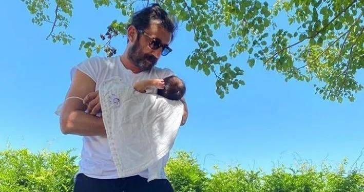 Pose de nariz a nariz de Necip Memili con su hija
