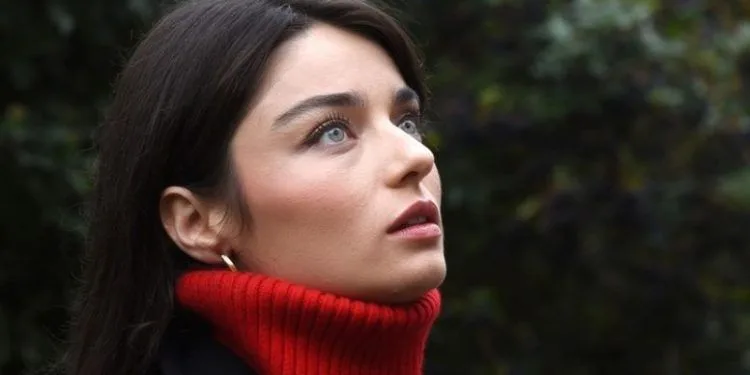 Halide of Arıza Ayça Ayşin Turan habló con sus ojos!