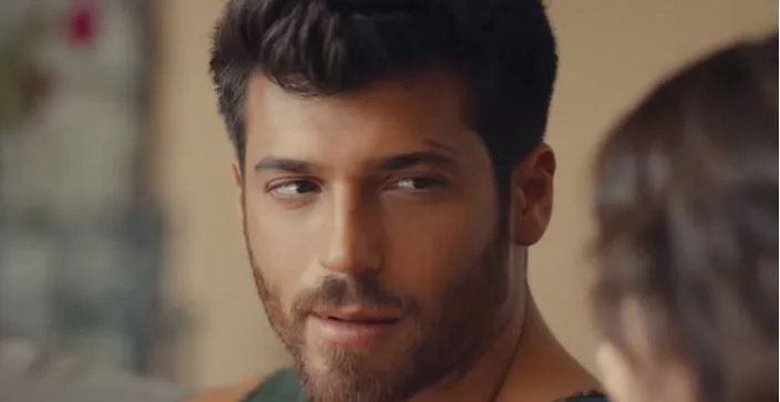 ¡Can Yaman se convierte en una estrella publicitaria en Italia!