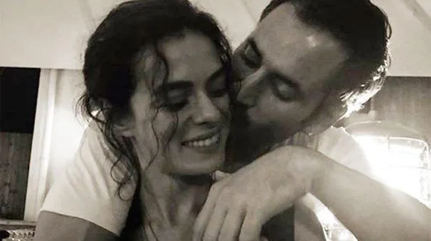 Baile romántico en la playa de Özge Özpirinçci y Burak Yamantürk