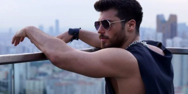 Can Yaman encontró lejos su nueva serie