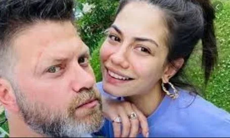 ¡Gran apoyo de Demet Özdemir al nuevo trabajo de su hermano!