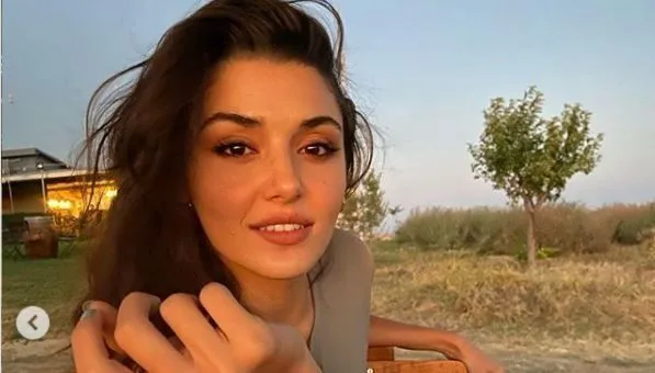 ¡Hande Erçel está en rojo!