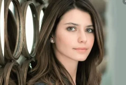 Beren Saat llamó la atención con su atrevido atuendo