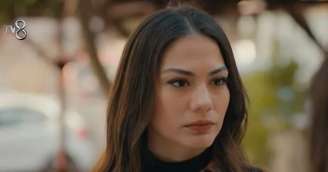 ¡Demet Özdemir llamó la atención con sus poses amorosas del set!