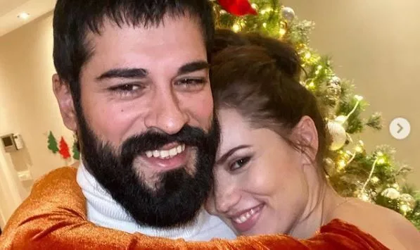 Postura de año nuevo de Fahriye Evcen, Burak Özçivit y su hijo Karan