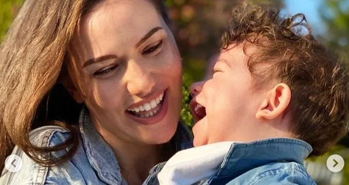 Los hijos de Fahriye Evcen y Burak Özçivit, la primera emoción de nieve de Karan