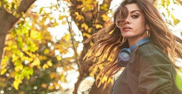 ¡Gökçe Bahadır hizo dos sorpresas a sus fans!