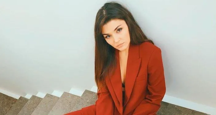 ¡A Hande Erçel le encanta compartir esas poses! ¡El corazón de Aslı Enver está lleno de ellos!