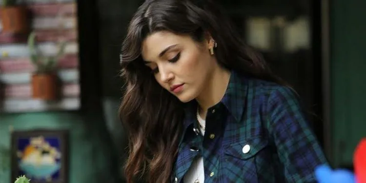 ¡Hande Erçel es completamente diferente sin maquillaje! Montaje de Santa para Eda Ece! ¡La pose de cabeza de Özge Özpirinçci!