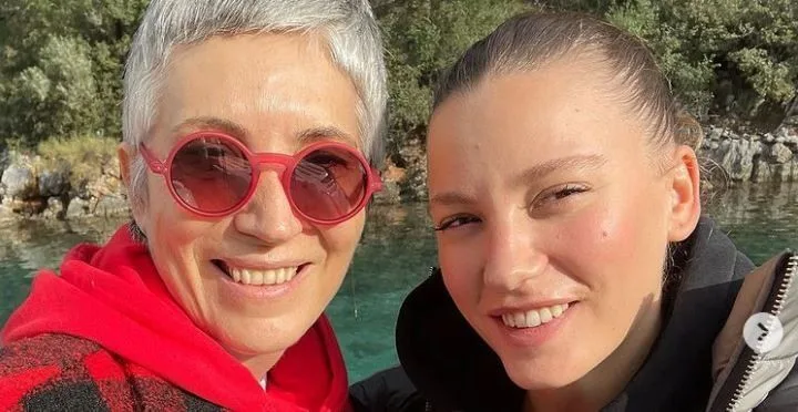 Serenay Sarıkaya está con su madre