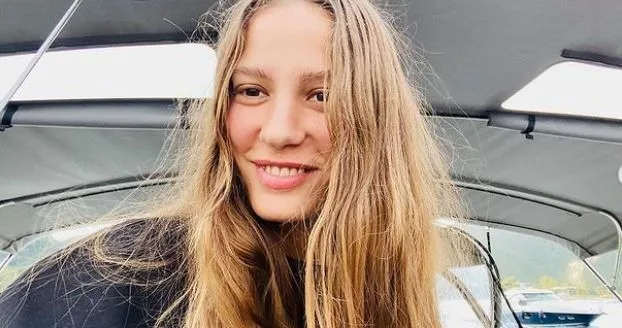 ¡Una pose de despedida vino de Serenay Sarıkaya!