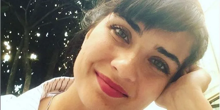 ¡Tuba Büyüküstün posó con su sombrero rojo el primer día del set en Bodrum!