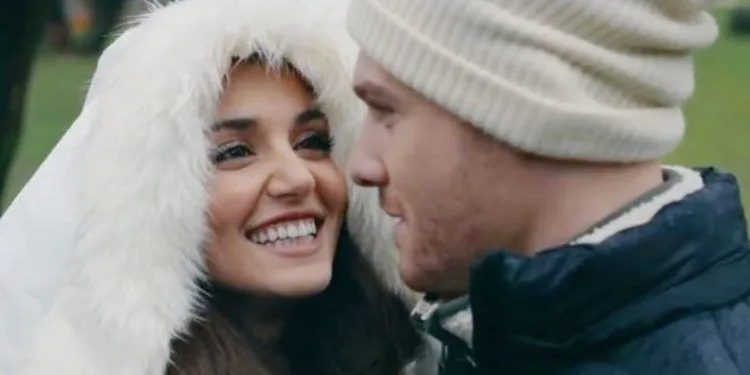 ¡A Kerem Bürsin no le fue indiferente la pose sexy de Hande Erçel!