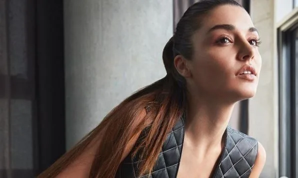 ¡2 millones de me gusta por la pose clásica de Hande Erçel! ¡Aslı Enver estaba feliz como niños! ¡Una reunión sorpresa de Afra Saraçoğlu!