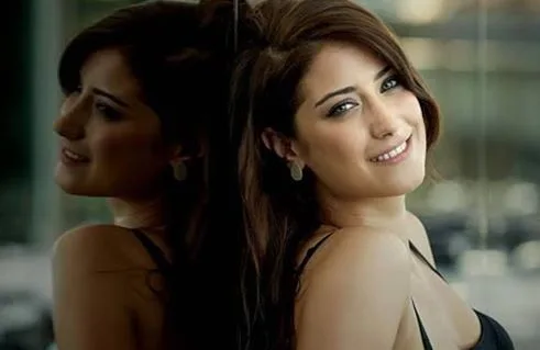 ¡A Hazal Kaya le encantó la sorpresa de su fan!