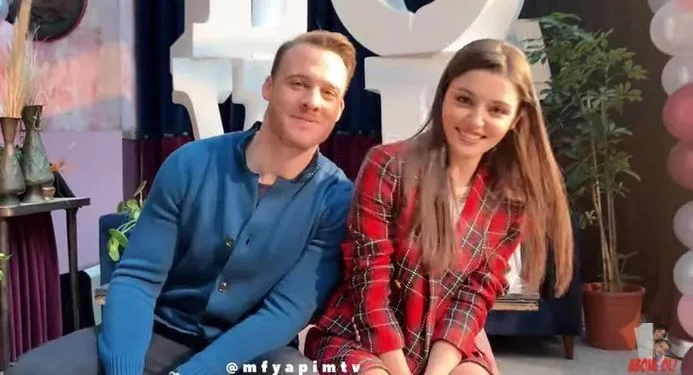 Mientras Hande Erçel y Kerem Bürsin bromeaban sobre Love Is In The Airset, ¡todos pensaron que estaban en desacuerdo!