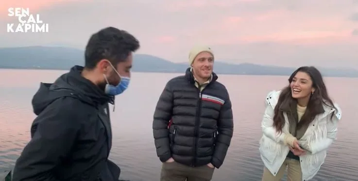 Mientras Hande Erçel no deja el teléfono en el set Love Is In The Air, Kerem Bürsin es genial.
