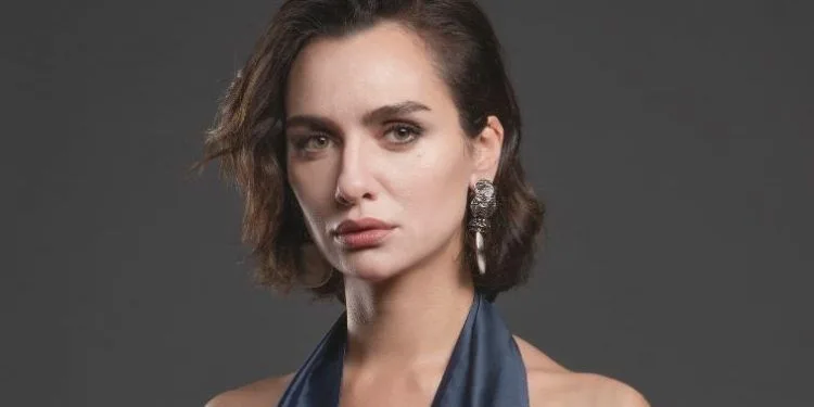 ¡Birce Akalay está muy emocionada por su nueva serie!