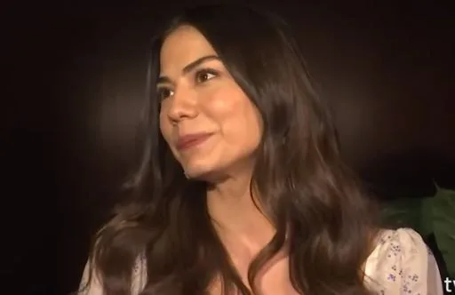 Demet Özdemir compartió su primera pose desde su casa renovada