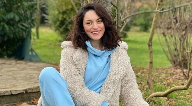 ¡Ezgi Mola no está contento! ¡Hande Soral tomó ‘la primera selfie de la historia’ del set! ¡Su amiga en la serie filmó el escenario de Nurgül Yeşilçay!
