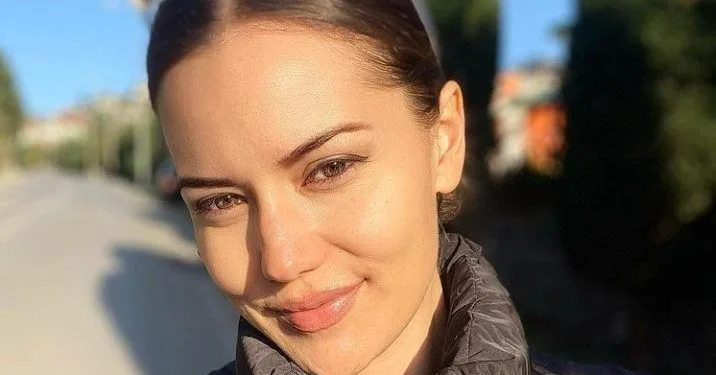 ¡La misma pose con el mismo estilo de ropa! ¡Fahriye Evcen parece engañar a Demet Özdemir!