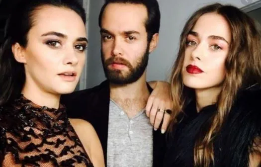 ¡Hande Soral hizo una sorpresa de 28 años en el cumpleaños de sus hermanas gemelas Bensu y Bedirhan Soral!