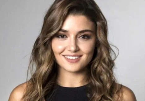 ¡Hande Erçel vuelve a aparecer en la portada! Demet Özdemir lo quemó en su pose, ¡Hazal Kaya hizo que la gente dijera ‘Mashallah’!