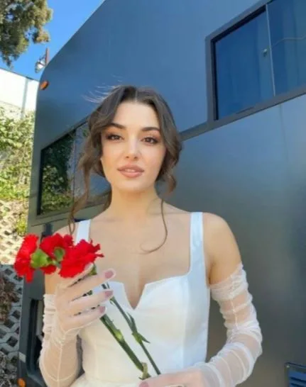 ¡Hande Erçel se convirtió en un hada!