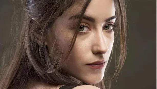 ¡Y aquí está la imagen de la nueva serie de Hazal Kaya Midnight at Pera Palas!