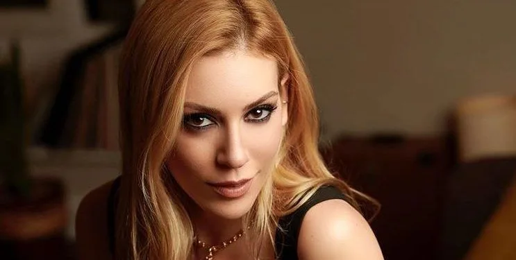 ¡Celebración de Sinem Kobal a Burçin Terzioğlu! ¡Aslı Enver está muy feliz! ¡Hande Erçel vuelve a rockear!