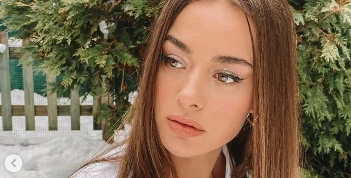 ¡Bensu Soral y Fahriye Evcen rompieron el espejo con sus ropas blancas y las otras ropas rojas!