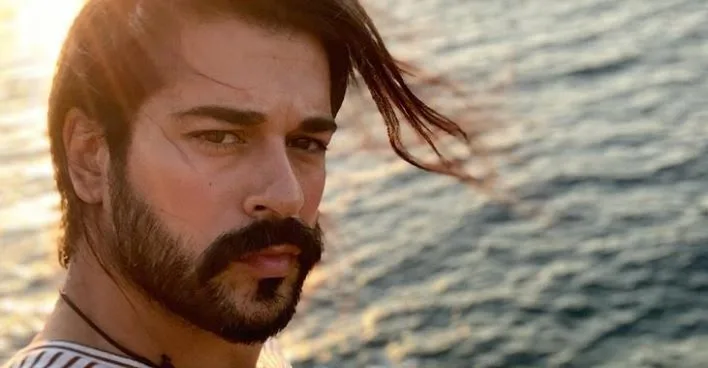 ¡Burak Özçivit ardía con su carisma! ¡Pose sorpresa con su amante de Alp Navruz! ¡Te encantará Ali Atay y su hijo Fiko!