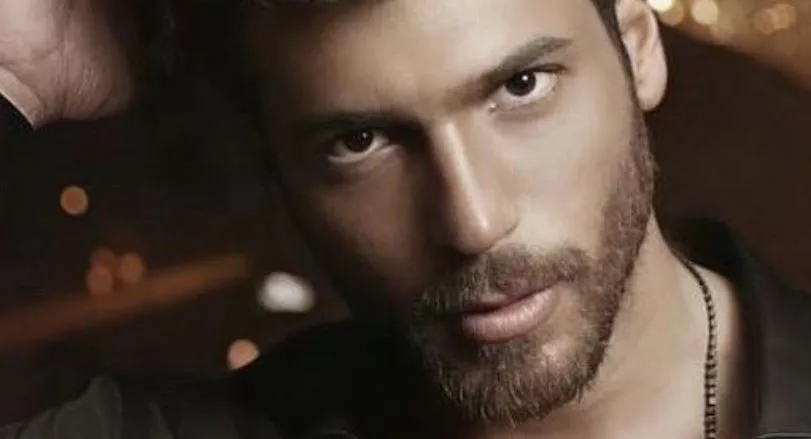 Can Yaman llamó la atención con su nueva imagen