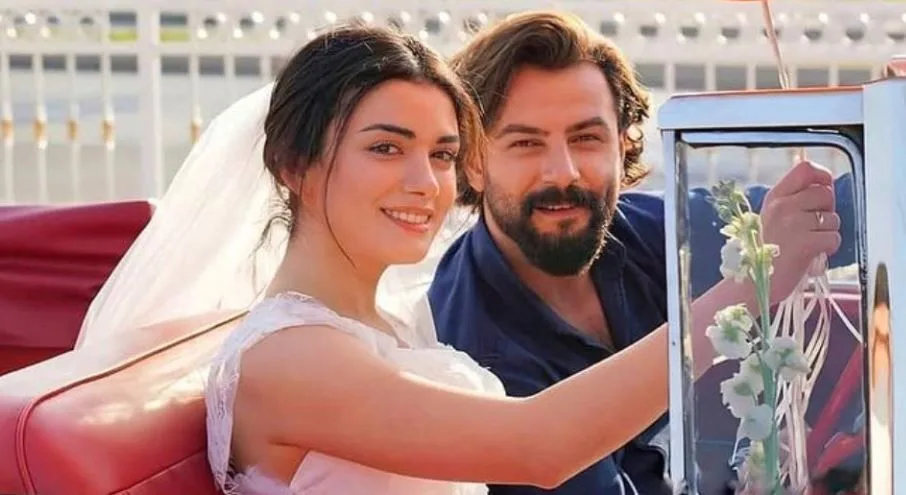 Özge Yağız y Gökberk Demirci están enamorados. ¡Son como dos mitades de una manzana!
