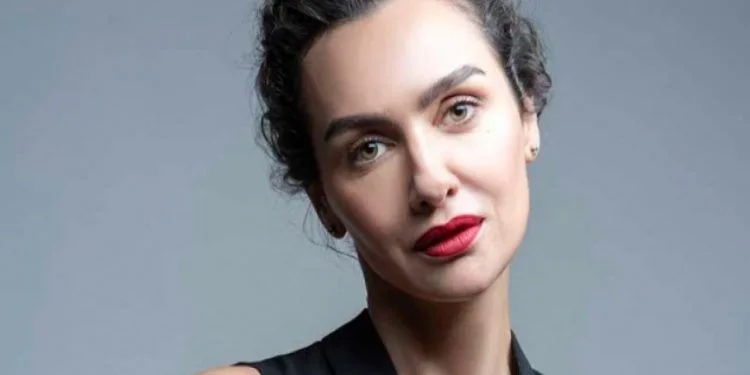 ¡Aquí está el nuevo look de Birce Akalay en la nueva serie Kuş Uçuşu!