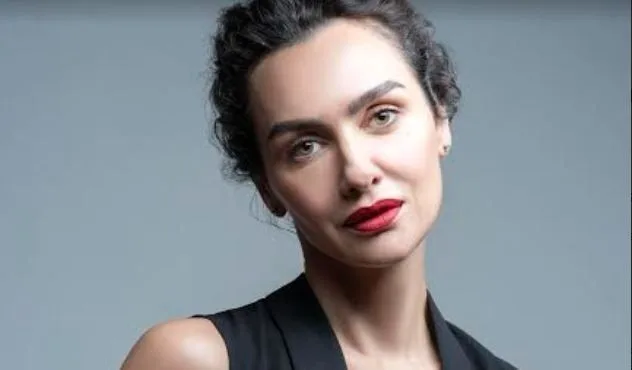 ¡Birce Akalay, después de actuar, se prepara para firmar un nuevo trabajo!