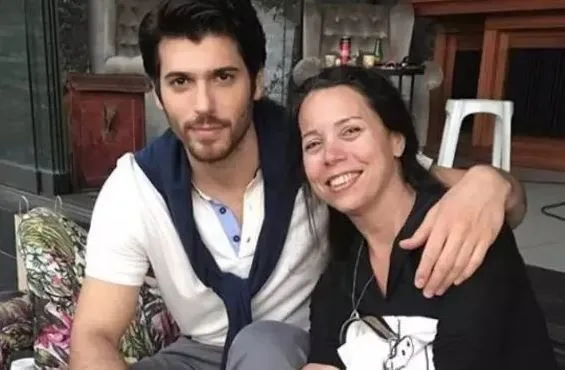 ¡No te lo creerás cuando veas la foto de la infancia de Can Yaman!