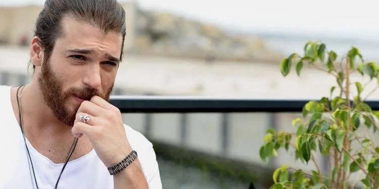 ¡Can Yaman se convirtió en el rostro de la marca de ropa italiana!