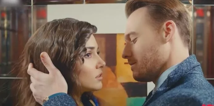 ¡Kerem Bürsin finalmente confesó su relación con Hande Erçel!