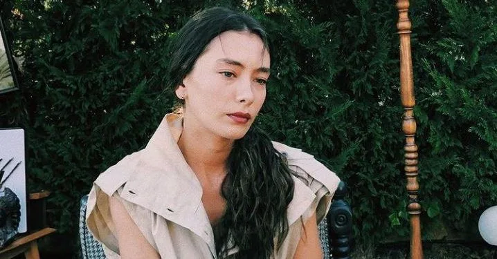 Neslihan Atagül sorprendió en canal de Youtube