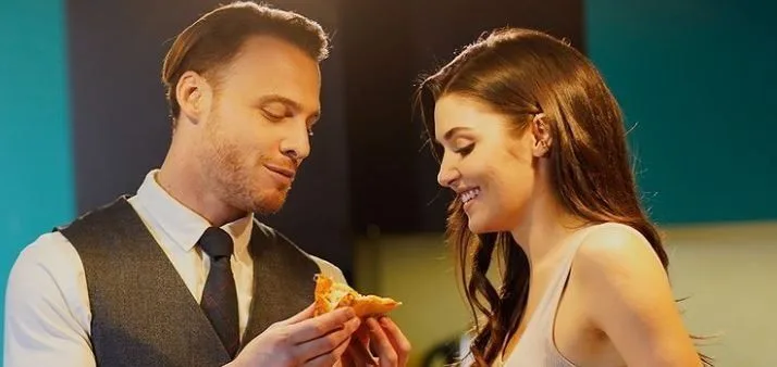 La serie Sen Çal Kapımı no está en la pantalla, ¡pero Hande Erçel y Kerem Bürsin love news están empujando a la cima!