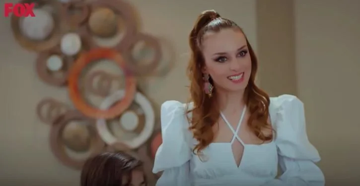 Nilperi Şahinkaya se despidió de la serie Yasak Elma.