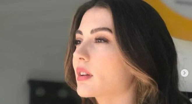 ¡Burcu Özberk, también hizo un evento con sus poses escotadas!